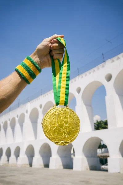 Hånd Holding guldmedalje Lapa Rio de Janeiro - Stock-foto