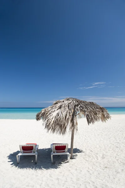 沙滩椅和 Palapa 巴拉德罗古巴 — 图库照片