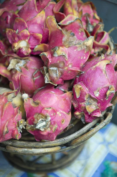 Dragonfruit Buddist Ofrendas en templo tailandés —  Fotos de Stock