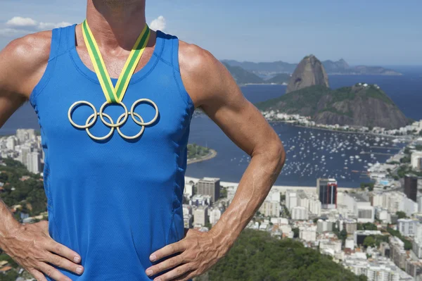 Olympijské kruhy zlaté medaile sportovec Rio de Janeiro — Stock fotografie