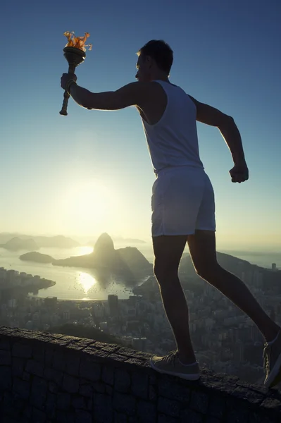 Atleta che corre con la torcia sportiva Rio de Janeiro Brasile — Foto Stock