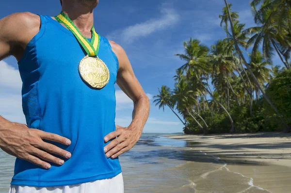 Medaglia d'oro atleta brasiliano in piedi sulla spiaggia — Foto Stock