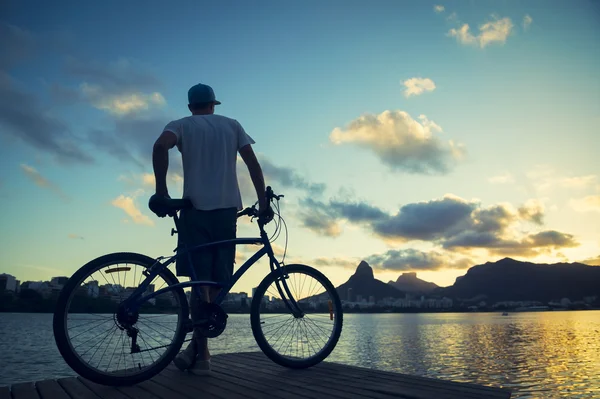 Silhueta do Pôr-do-Sol do Homem com Bicicleta Lagoa Rio de Janeiro Brasil — Fotografia de Stock