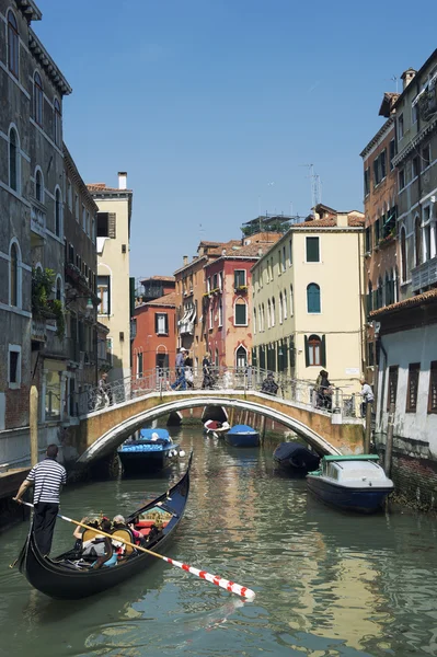 Gondolier vénitien Punting Grand Canal Venise Italie — Photo