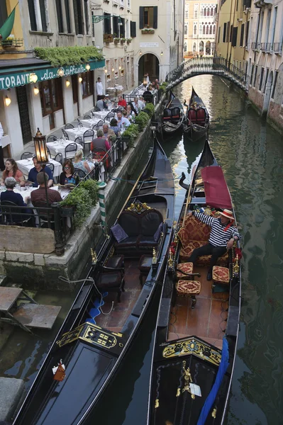 以吊船的旅客乘坐威尼斯意大利 — 图库照片