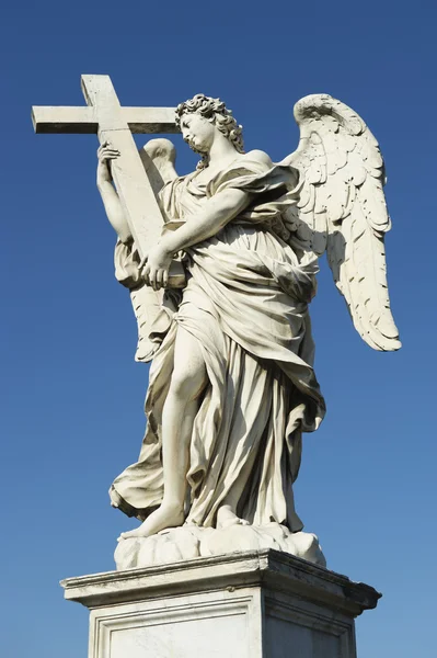 Estatua de Ángel sosteniendo la cruz en Roma — Foto de Stock