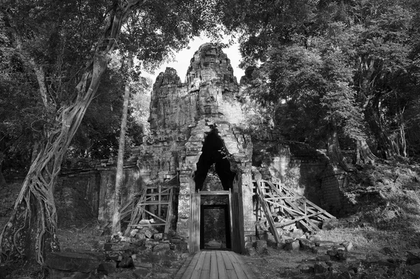 Angkor Thom zachodniej bramy czarno-białe — Zdjęcie stockowe