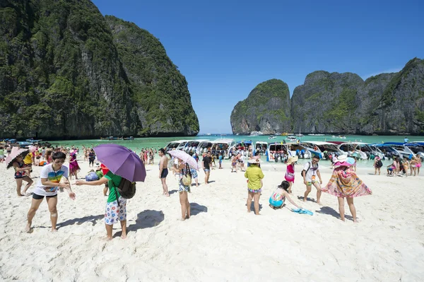 Bahía Maya Tailandia Multitudes turísticas —  Fotos de Stock