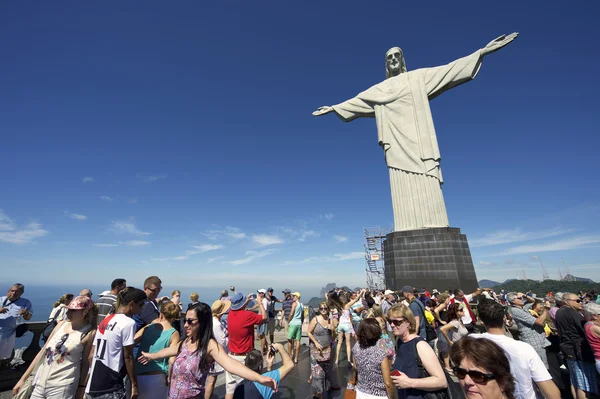 Multitudes turísticas visitando Corcovado Rio Brasil Fotos de stock