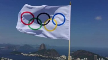 Olimpiyat bayrağı sallayarak, Rio de Janeiro manzarası Overlook