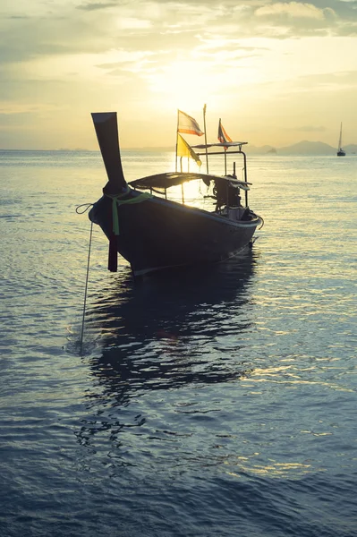 Longtail tekne günbatımı Railay Tayland — Stok fotoğraf