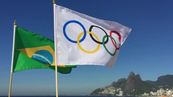Banderas Olímpicas y Brasileñas Flying Rio de Janeiro Brasil — Vídeos de Stock