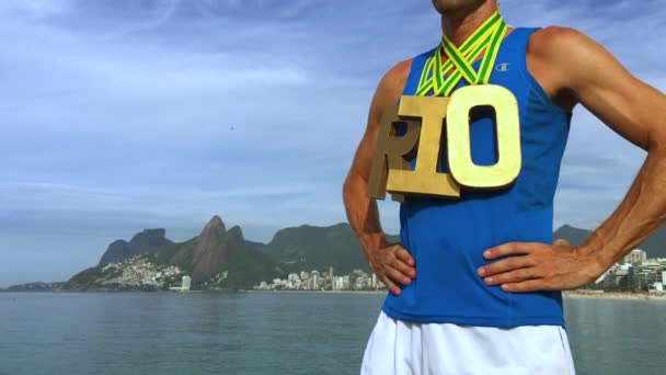 Złoty Medal Rio zawodnik stojący plaży Ipanema — Wideo stockowe