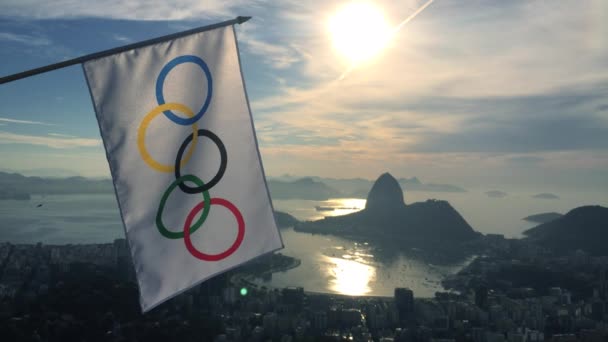 奥林匹克旗帜悬挂在里约热内卢天际线忽视 — 图库视频影像