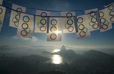 Olimpiyat kiraz kuşu sallayarak, Rio de Janeiro manzarası Overlook
