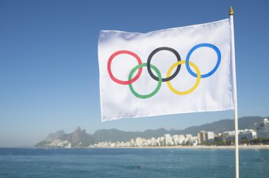 Olimpiyat bayrağı uçan Rio de Janeiro Brezilya