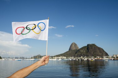 El ele tutuşan Olimpiyat Bayrağı Rio de Janeiro