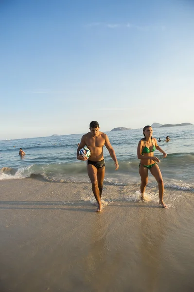 Carioca Brazilian Football Couple Ipanema Beach — 图库照片