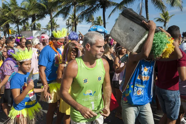 Tłum obchodzi karnawał Ipanema Rio de Janeiro Brazylia — Zdjęcie stockowe