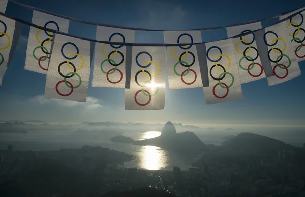 Olimpijski Bunting macha w Rio de Janeiro Skyline wychodzą — Zdjęcie stockowe