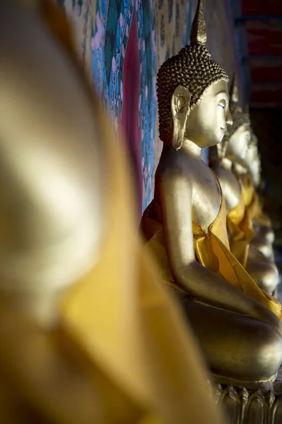 Buddhista templom arany Buddhák Bangkok Thaiföld — Stock Fotó