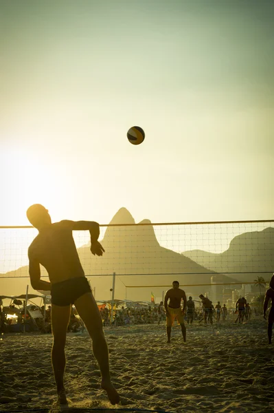 Brasilianare spela beachvolleyboll rio de janeiro Brasilien sunset — Stockfoto