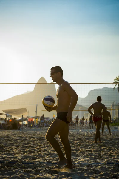 Brésiliens jouant au beach volley Rio de Janeiro Brésil Coucher de soleil — Photo