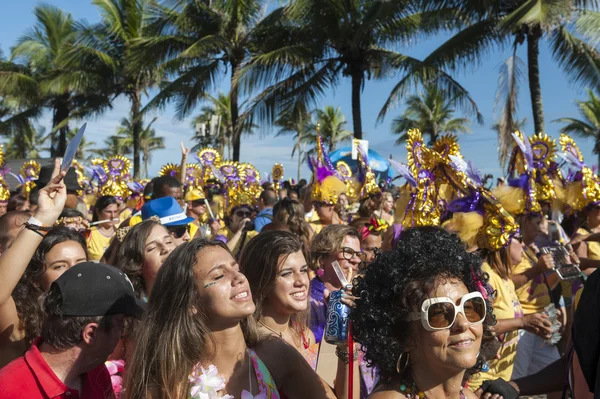 Tłum obchodzi karnawał Ipanema Rio de Janeiro Brazylia — Zdjęcie stockowe