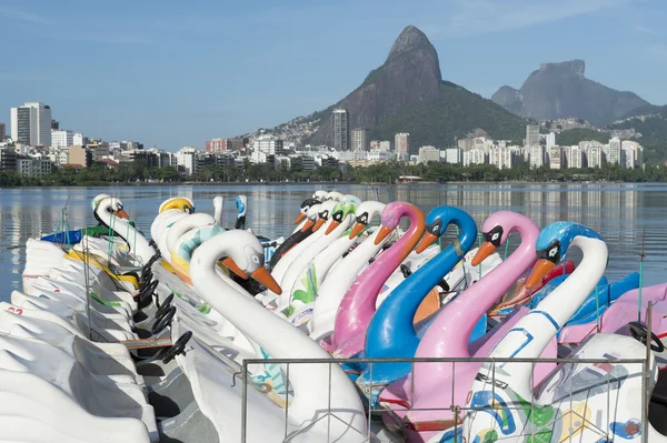 Swan boten Lagoa Rio de Janeiro Brazilië schilderachtige Skyline — Stockfoto