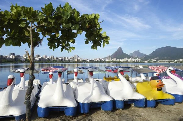 Swan boten Lagoa Rio de Janeiro Brazilië schilderachtige Skyline — Stockfoto