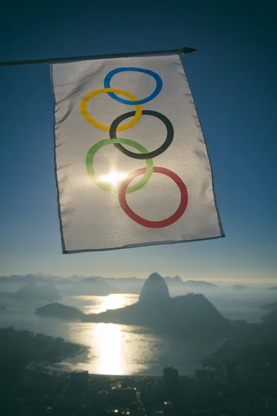 Olympische vlag opknoping op Rio de Janeiro Skyline Overlook — Stockfoto