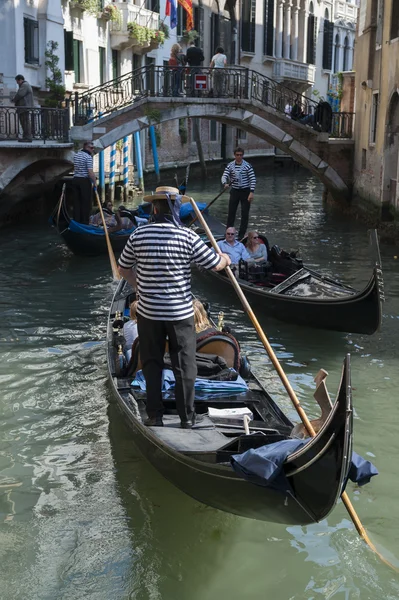 在意大利威尼斯贡多拉运河上的威尼斯船夫 — 图库照片