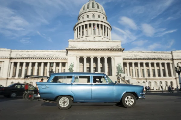 Havana Küba Capitolio bina eski model araba ile — Stok fotoğraf
