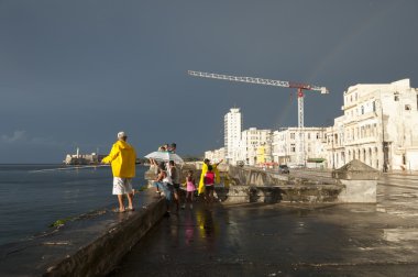 Kübalılar Malecón Havana Küba üzerinde Balık tutma