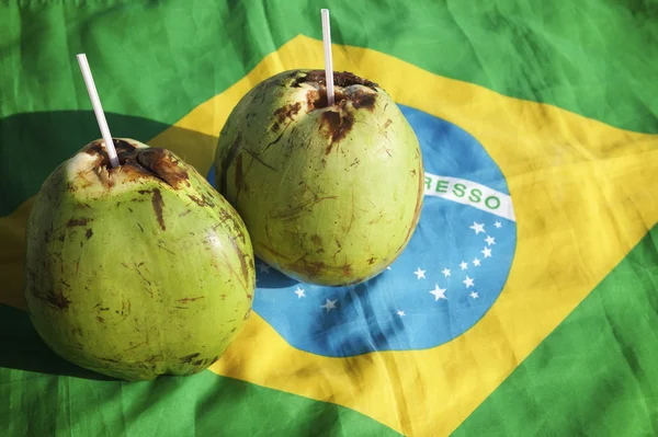 Coco Gelado Bebendo Cocos Bandeira Brasileira — Fotografia de Stock