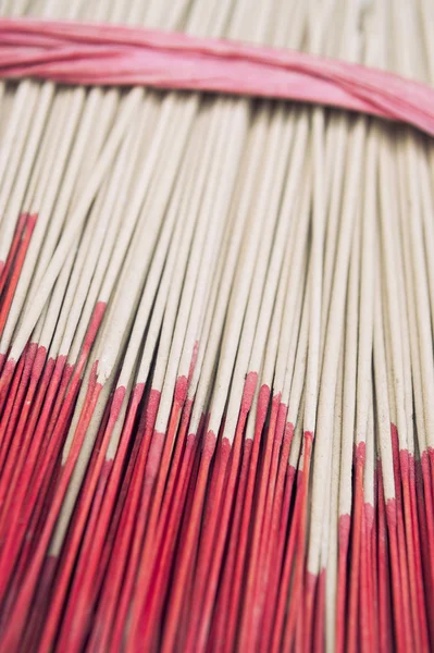 Красные палочки ладана в декоративной ленте — стоковое фото
