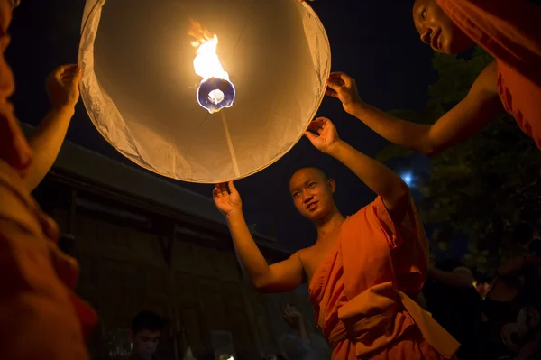 Des moines bouddhistes lancent des lanternes de feu au festival — Photo