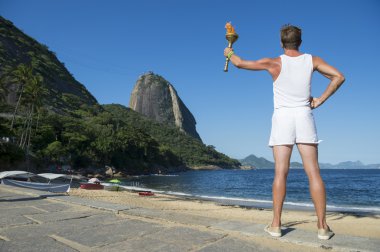 Atlet tutan spor meşale Rio de Janeiro