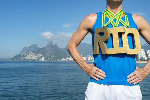 Medaglia d'oro RIO atleta olimpico in piedi Ipanema Beach — Foto Stock