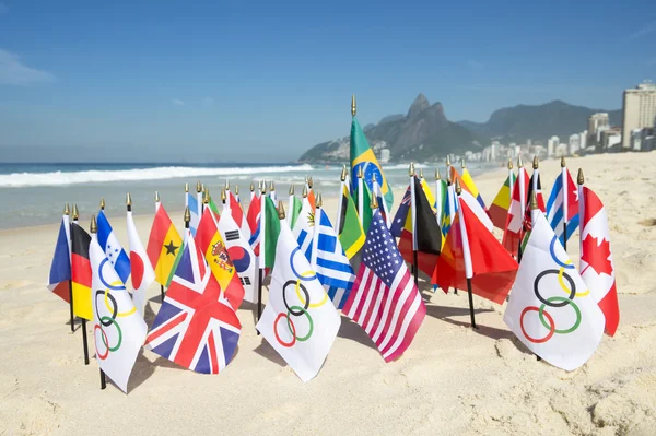 Olimpiyat ve dünya bayrakları Ipanema Plajı Rio — Stok fotoğraf