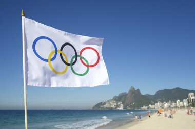 Olimpiyat bayrağı uçan Rio de Janeiro Brezilya