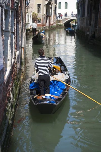 Gondolier vénitien sur le canal de la Gondole Venise Italie — Photo