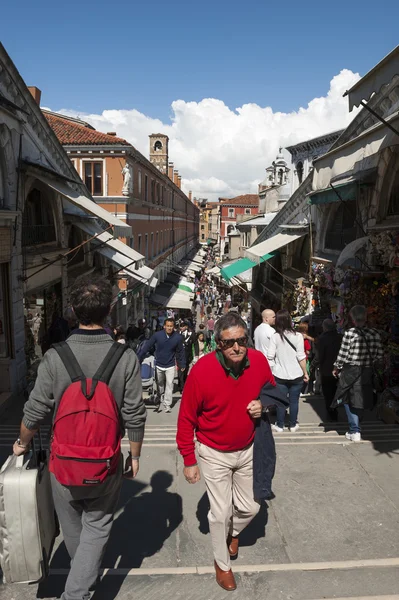 Folle turistiche sul Ponte di Rialto Venezia — Foto Stock