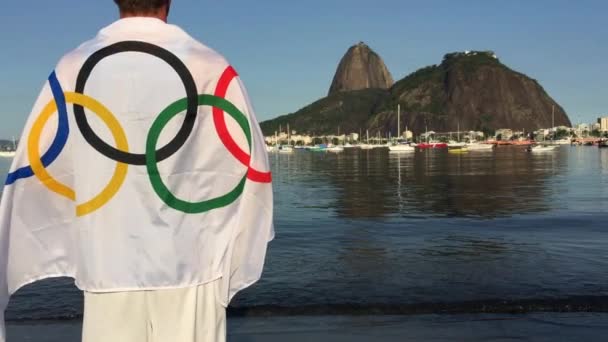 Homem vestindo bandeira atleta olímpica Rio de Janeiro — Vídeo de Stock