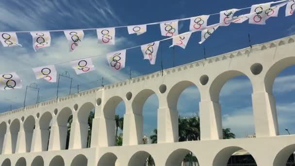 Arcos da Lapa Arches Rio de Janeiro olympiska flaggor — Stockvideo