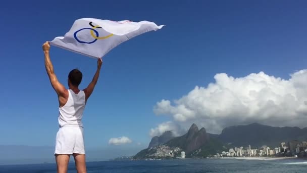 Sportovec drží olympijské vlajky Rio de Janeiro — Stock video