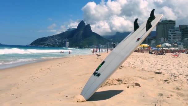 サーフボード イパネマ ビーチ、リオデジャネイロ ブラジル — ストック動画