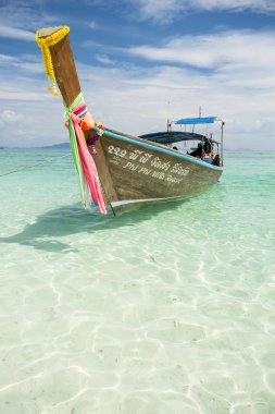 Geleneksel Tay ahşap Longtail tekne bambu Adası Krabi Thailand