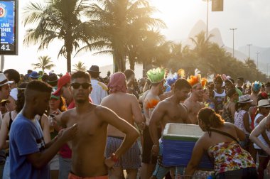 Kalabalık kutlama karnaval Ipanema Rio de Janeiro Brezilya
