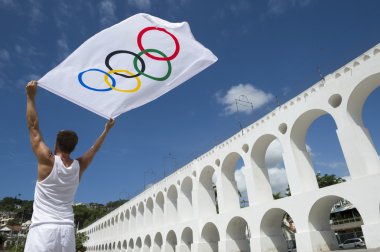 Atlet Holding Olimpiyat bayrağı Rio de Janeiro